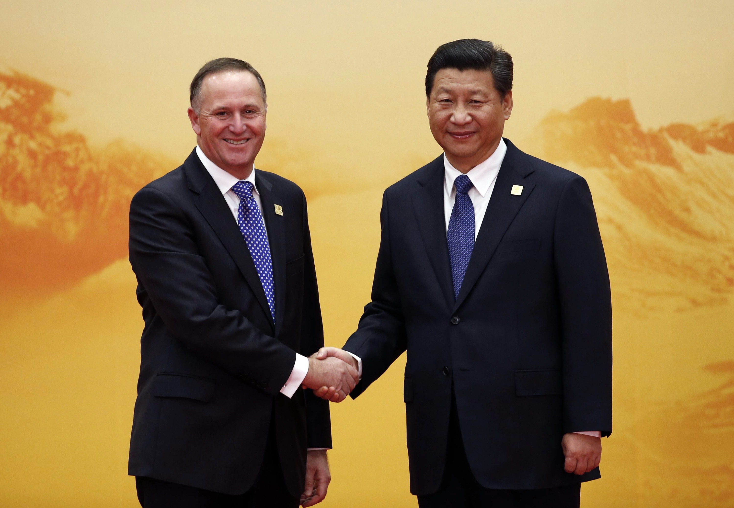 New Zealand's Prime Minister John Key (L) shakes hands with China's President Xi Jinping during a welcoming ceremony of the Asia Pacific Economic Cooperation (APEC) forum, inside the International Convention Center at Yanqi Lake, in Beijing, November 11, 2014. REUTERS/Kim Kyung-Hoon (CHINA - Tags: POLITICS BUSINESS)